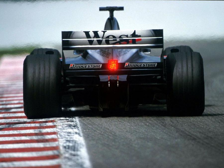  McLaren Mercedes-Benz MP4-15 2000 года  (фото 12 из 12)